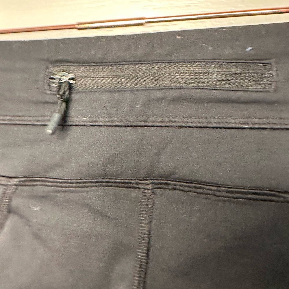 Lululemon Black Crop Leggings with Zip Pocket – Size 4, Mid-Rise Activewear - Picture 5 of 11